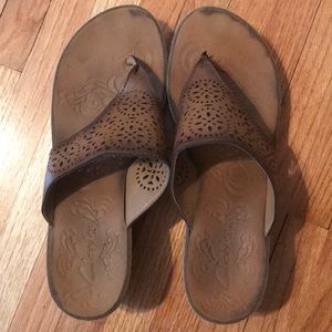 Clark’s brown wedge thongs